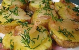 Potatis i mikrovågsugn snabbt och enkelt: recept för att tillaga läckra rätter