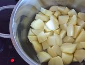 البطاطا مع الحساء في قدر