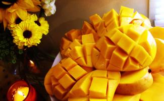 Bir mangoyu düzgün bir şekilde nasıl soyarsınız - kolay!