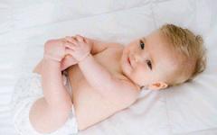 Odhadujeme vývoj dieťaťa za tri mesiace s pediatrom: Čo by malo byť schopné dieťa, hmotnosť a rast