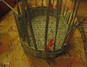 Newspaper Weaving Workshop: Picnic Basket How to Weave a Picnic Basket from Newspaper Tubes