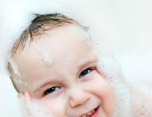 Як помити дитині голову