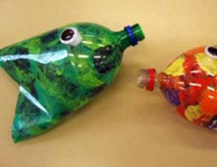 Volumetrisk fisk gjord av färgat papper Hantverk av fisk från olika material
