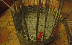 Newspaper Weaving Workshop: Picnic Basket How to Weave a Picnic Basket from Newspaper Tubes